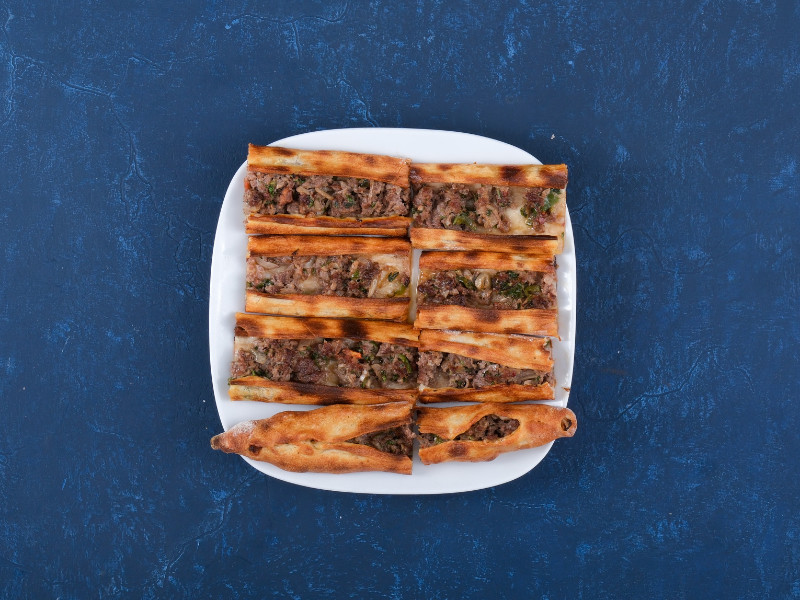 Kapalı Çiğ Kıymalı Pide